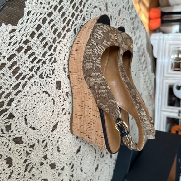 COACH platform sandal size: 8.5 worn one time - Picture 3 of 5